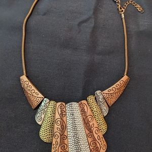 Short paparazzi necklace with matching earrings